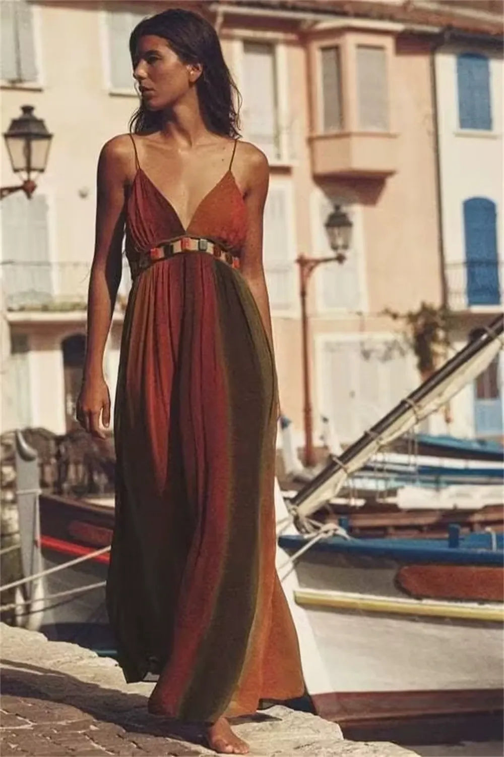 Vestido longo boho elegante com cintura marcada e caimento leve, perfeito para eventos e produções refinadas.