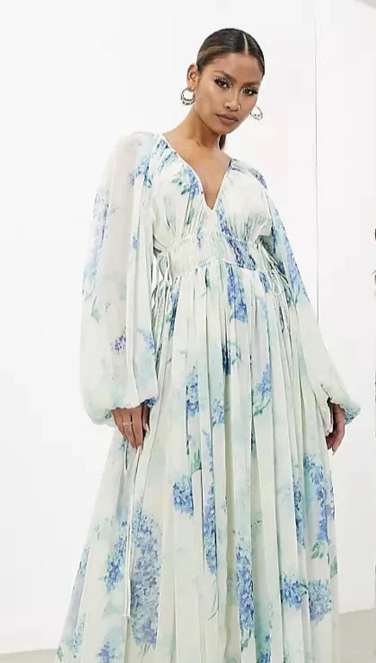 Vestido longo de chiffon floral elegante com mangas bufantes e decote em V, ideal para ocasiões sofisticadas.