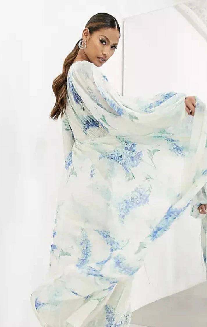 Vestido longo de chiffon estampado em movimento, leve e fluido, perfeito para eventos de verão.