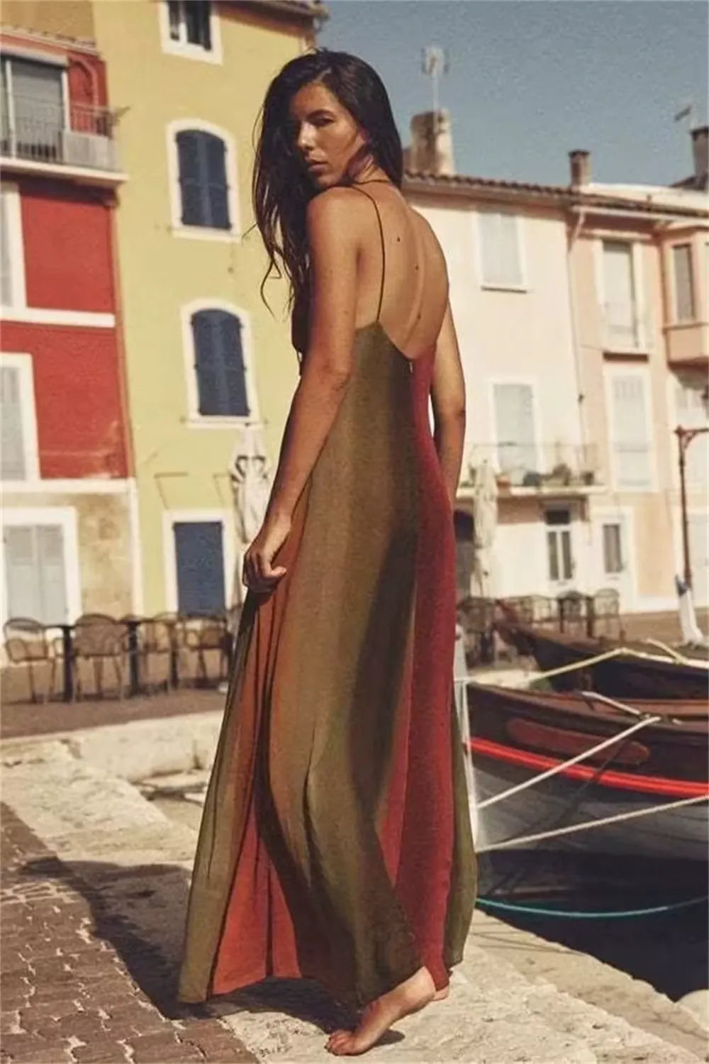 Vestido longo fluido com costas decotadas e modelagem leve, transmitindo sofisticação e movimento natural.