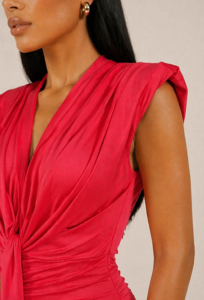 detalhe vestido elegante ombreira estruturada tecido drapeado acabamento sofisticado feminino dress eleven