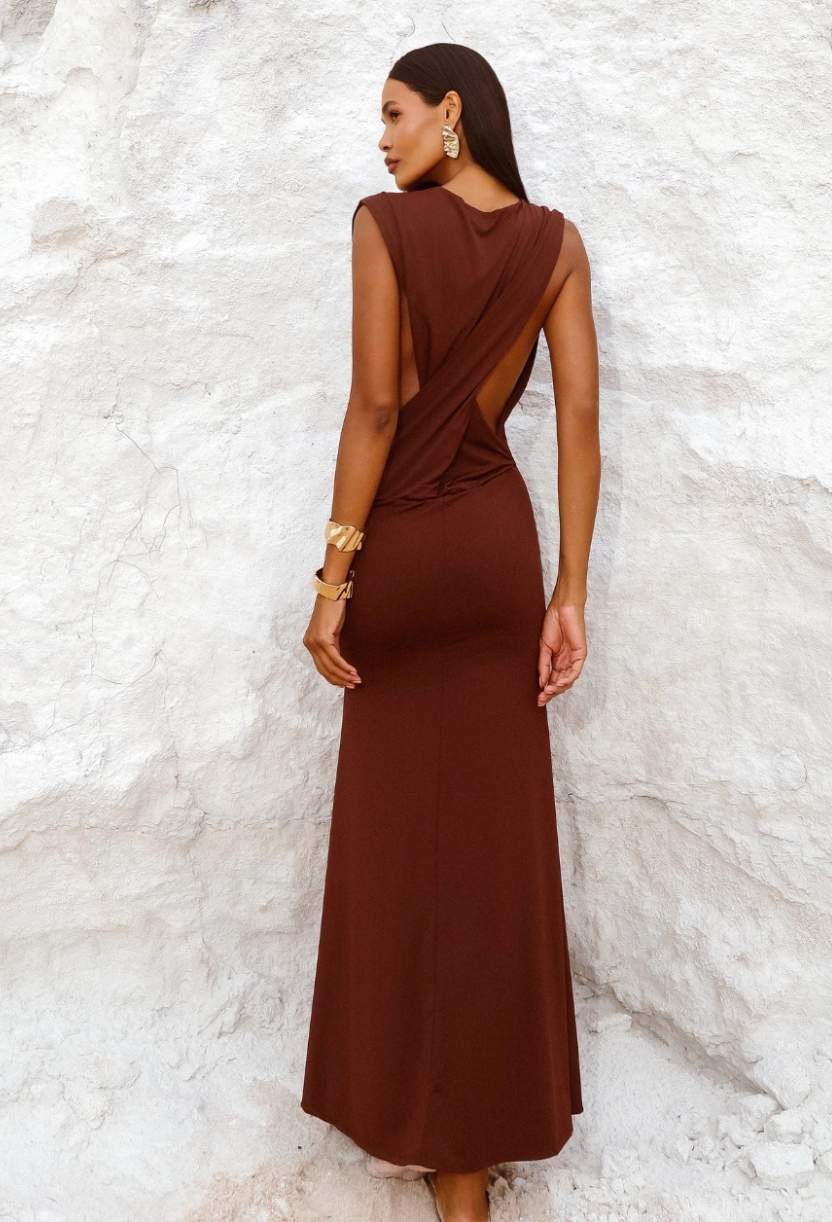 Vestido longo elegante em malha fluit com modelagem ajustada e caimento fluido, peça sofisticada da Dress Eleven ideal para ocasiões especiais e uso refinado costas

