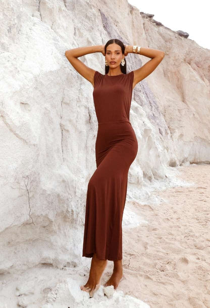 Vestido longo elegante em malha fluit com modelagem ajustada e caimento fluido, peça sofisticada da Dress Eleven ideal para ocasiões especiais e uso refinado