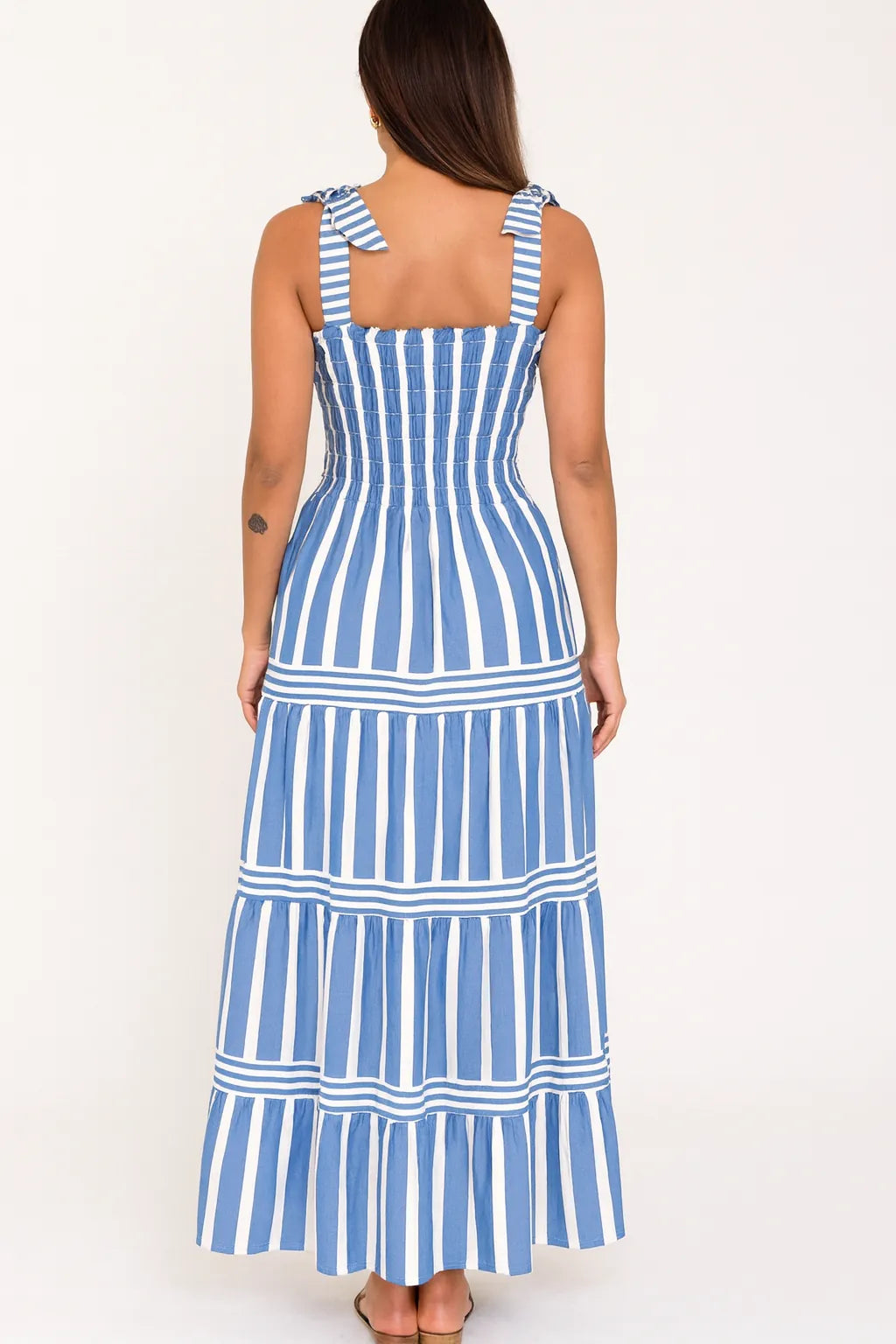 Vestido longo Paty visto de costas, com alças finas e amarração ajustável, estilo elegante