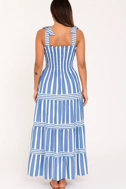 Vestido longo Paty visto de costas, com alças finas e amarração ajustável, estilo elegante