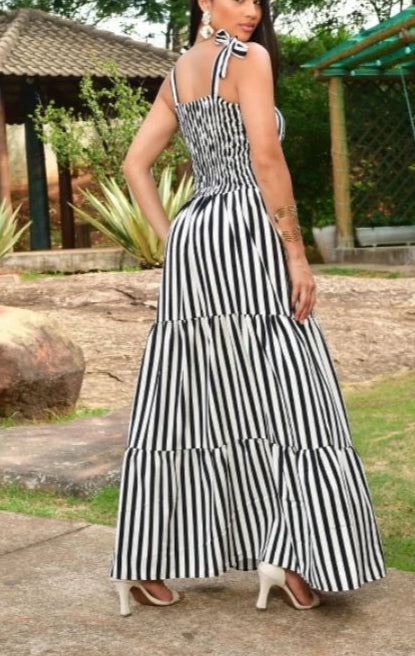 Vestido longo Paty em listras preto e branco, ideal para ocasiões sofisticadas ao ar livre