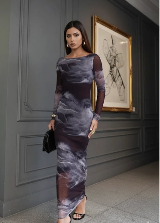 Modelo vestindo o Vestido Longo Tule Carina da Dress Eleven, com decote fechado e mangas longas, em look elegante e sofisticado ideal para eventos noturnos.