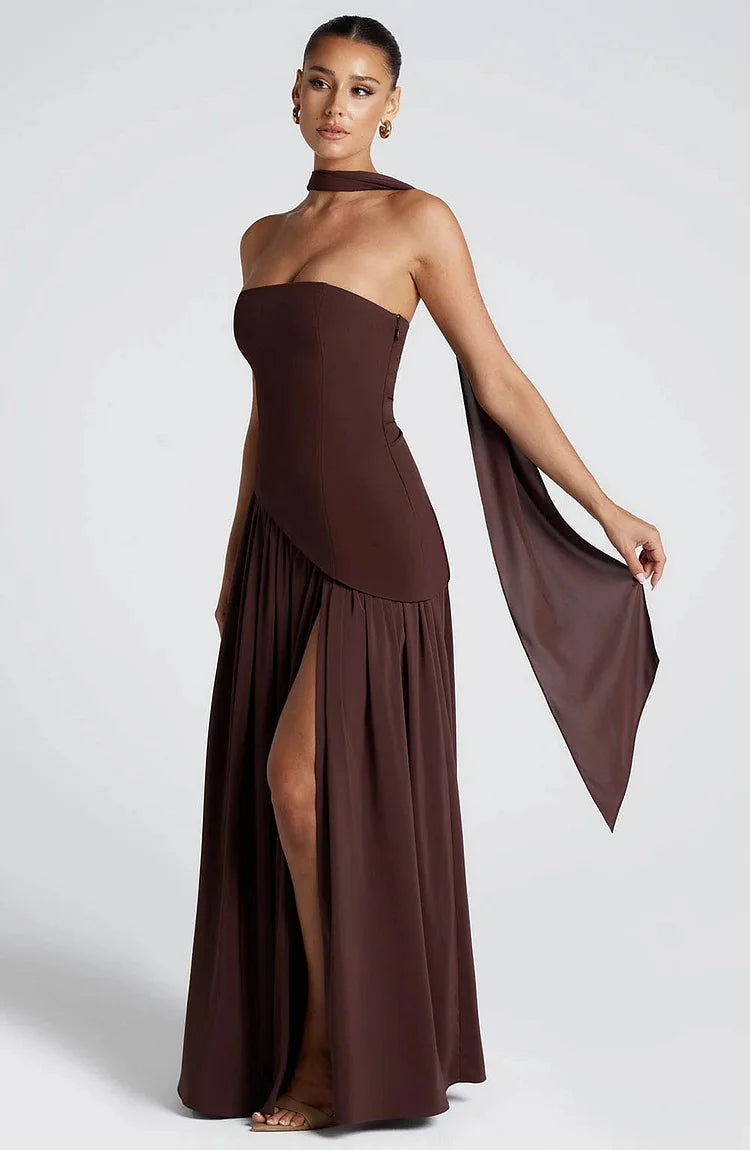 Vestido Brown lateral, tomara que caia com faixa no pescoço e fenda frontal, design sofisticado para eventos.