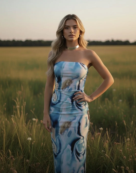 Vestido Aurora tomara que caia em tule com estampa abstrata elegante, modelo frente completa em campo ao pôr do sol.