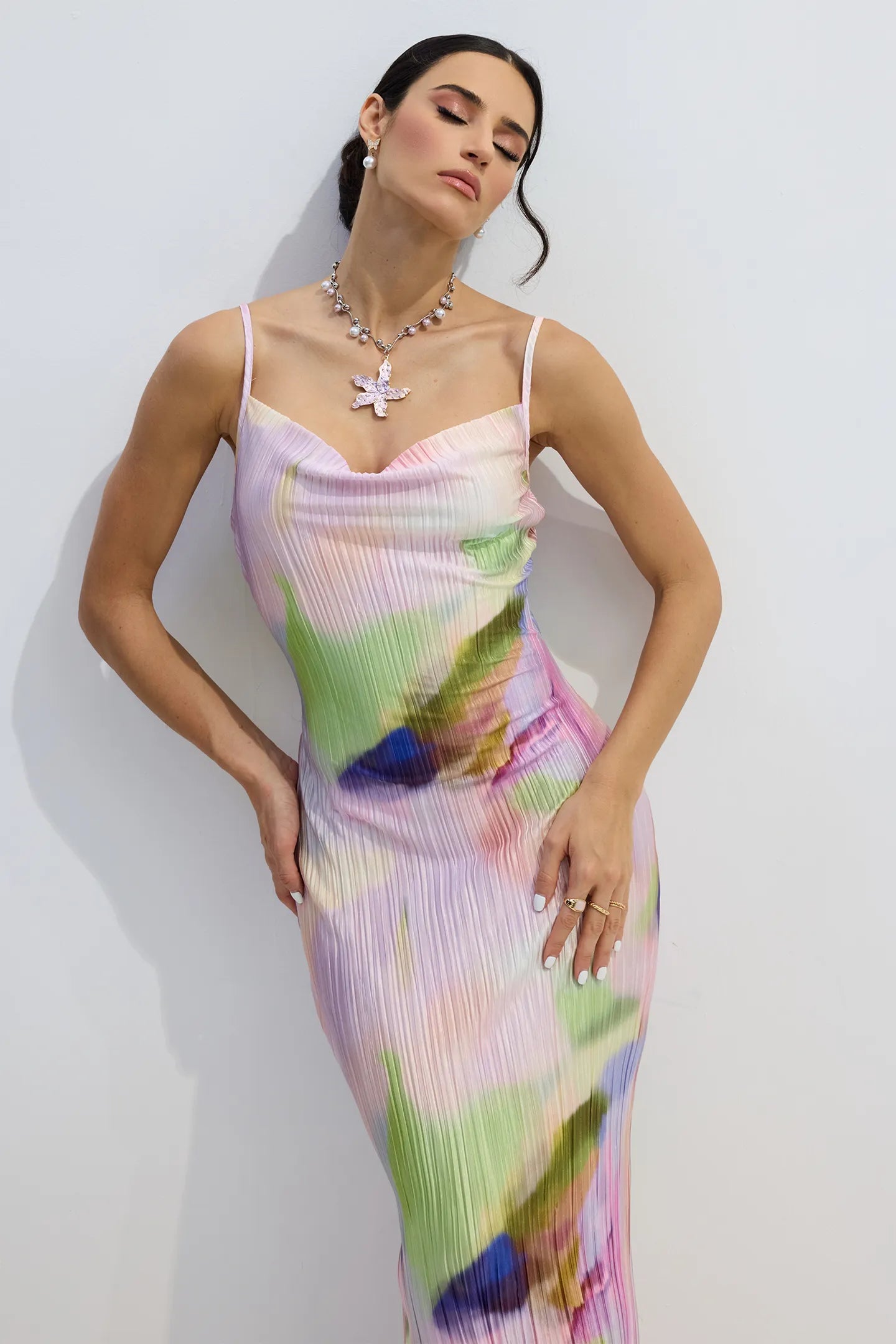 Vestido Valerie plissado com alças finas e estampa abstrata em aquarela colorida