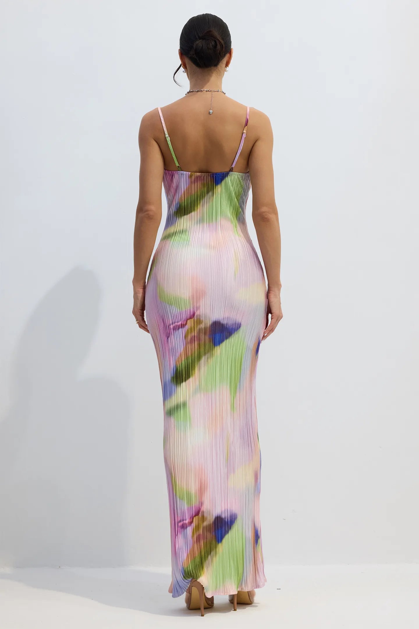 Vestido Valerie longo elegante com alças finas e detalhe fluido visto traseiro