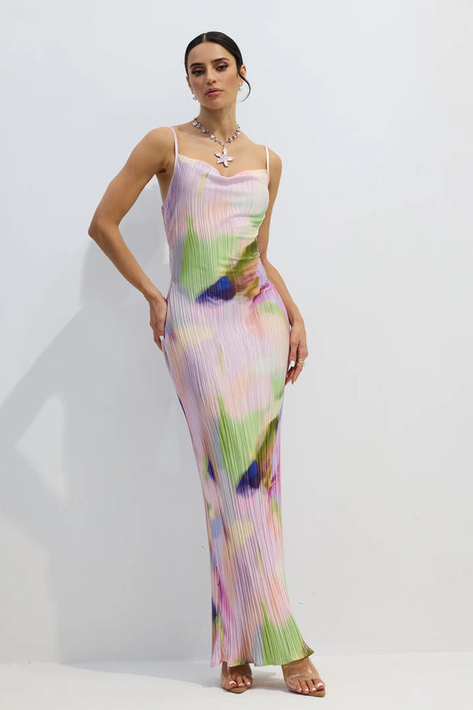Vestido Valerie longo plissado com estampa abstrata aquarela visto de frente